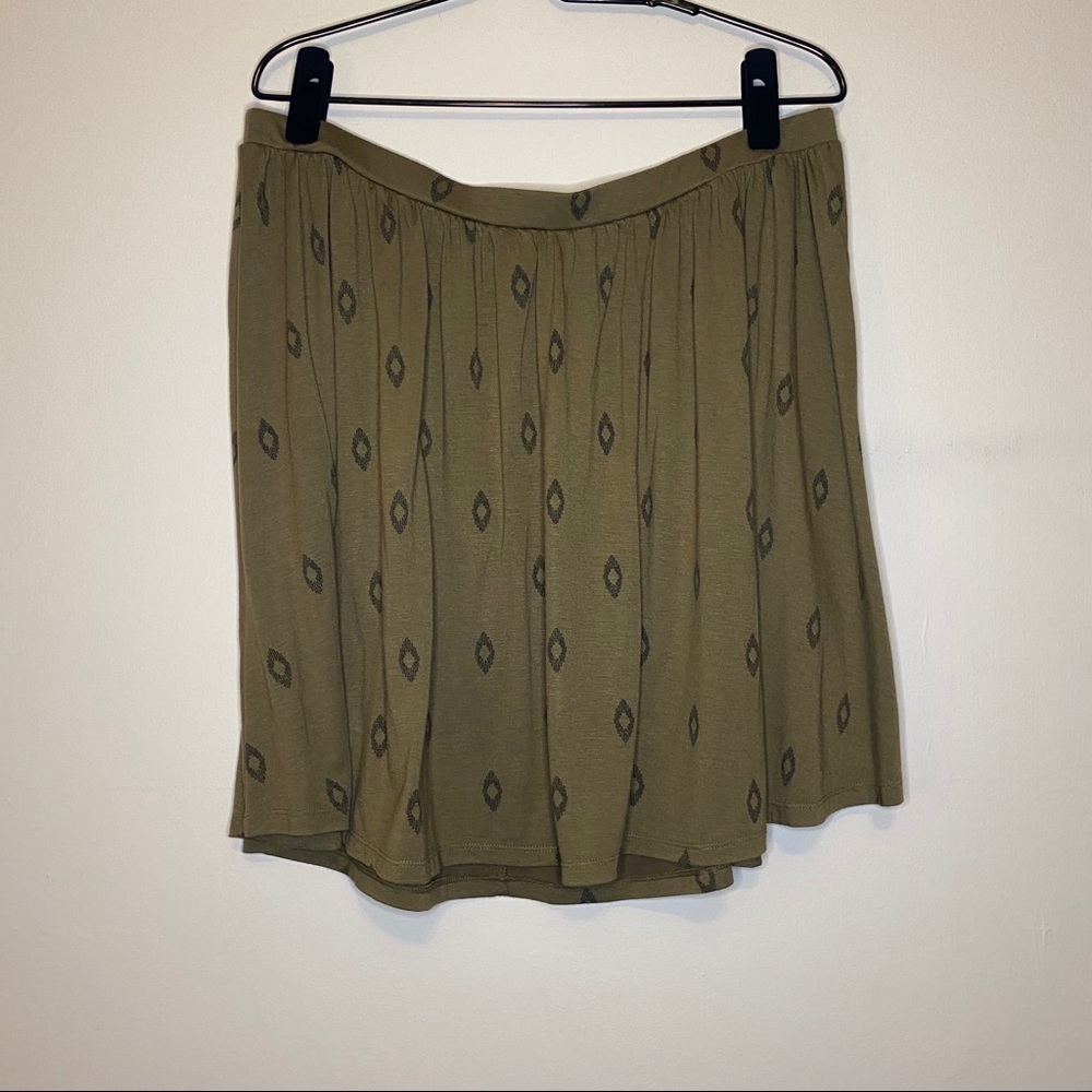 ✨old navy green and black patterned skirt✨